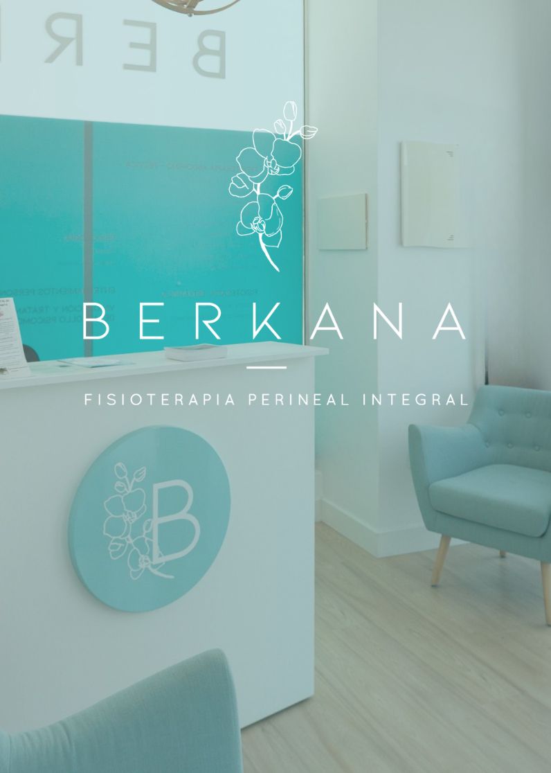 Foto de la entrada a Berkana con el logo de Berkana Fisioterapia en Huesca